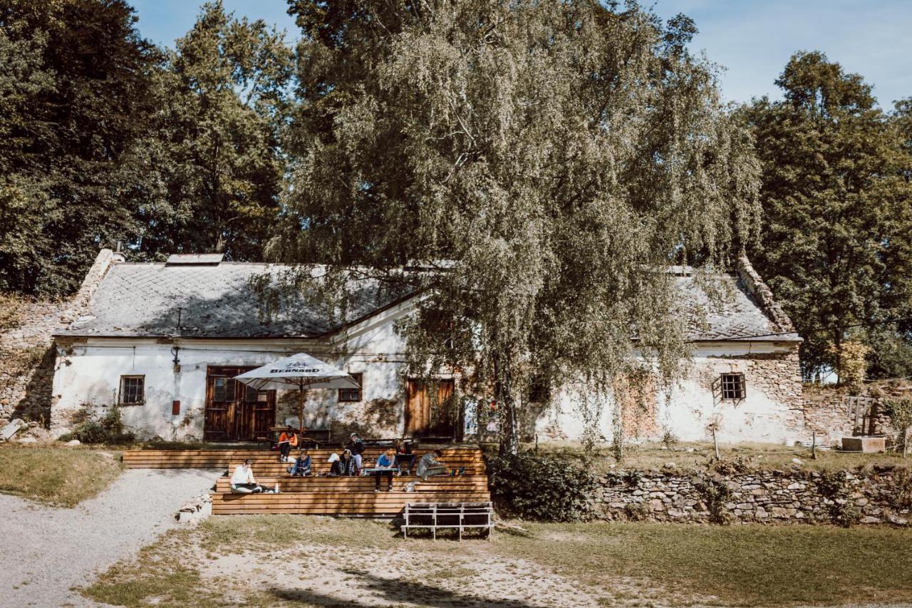 Nezamek Hotel Hartmanice  Bagian luar foto